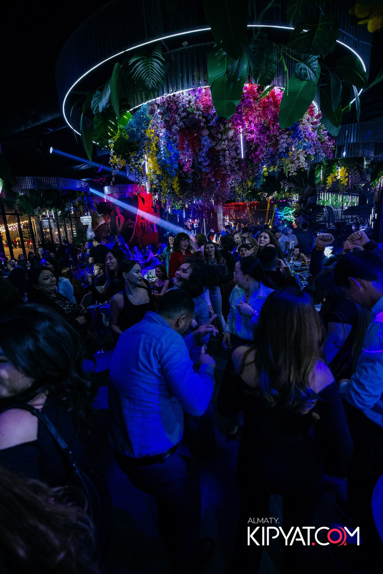 FRIENDS BAR & TERRACE. КИПЯТКОМ АЛМАТЫ!