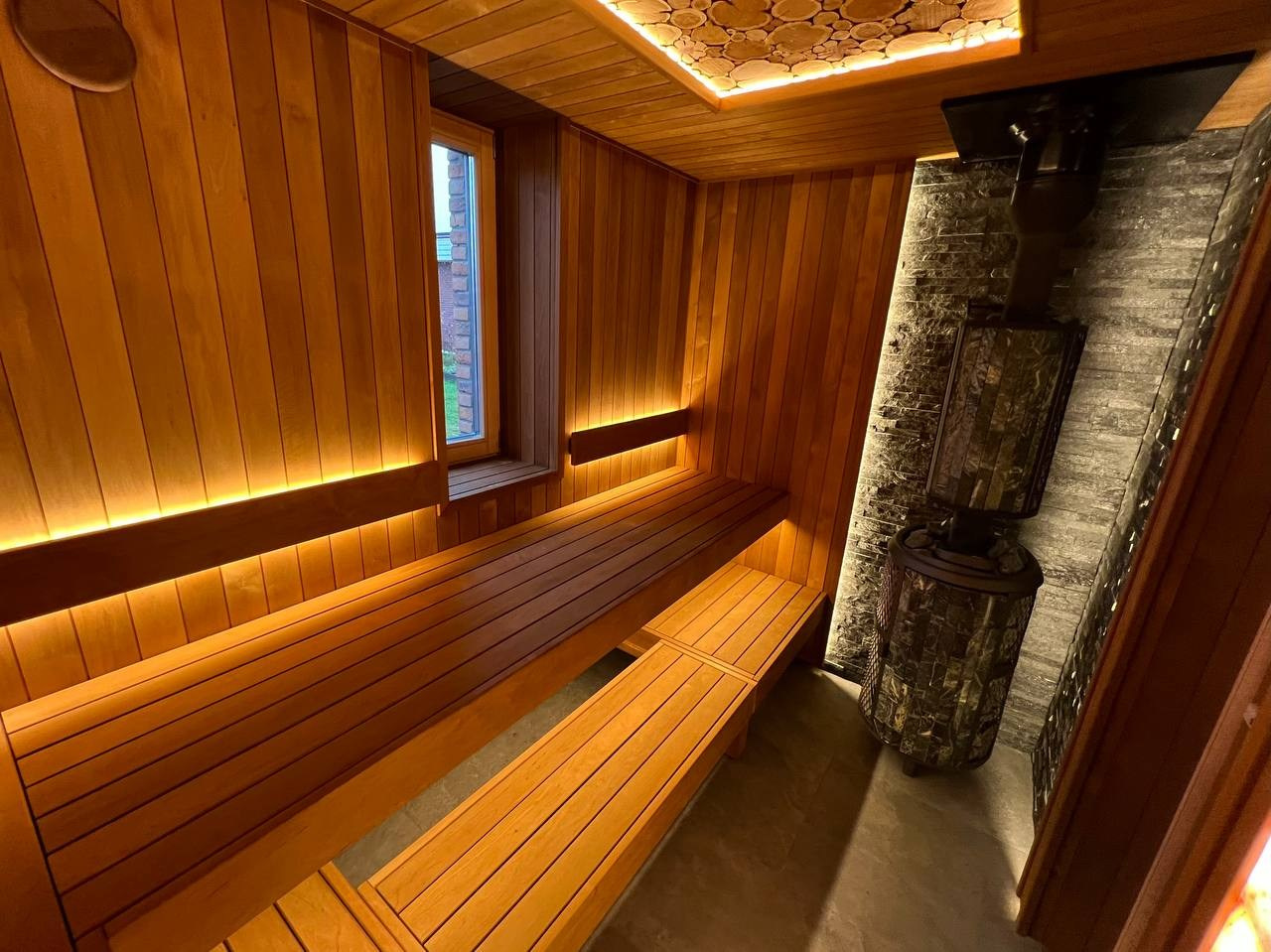 Атмосферная парная в Садах Времени с большим панно из гиммалайской соли, сеном с горных лугов Крыма и теплой линейной подсветкой. SaunaTopMasters