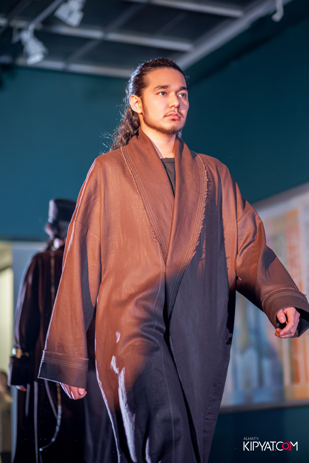 FASHION ПОКАЗ, КАЗАХСКОЙ НАЦИОНАЛЬНОЙ ОДЕЖДЫ. КИПЯТКОМ АЛМАТЫ!