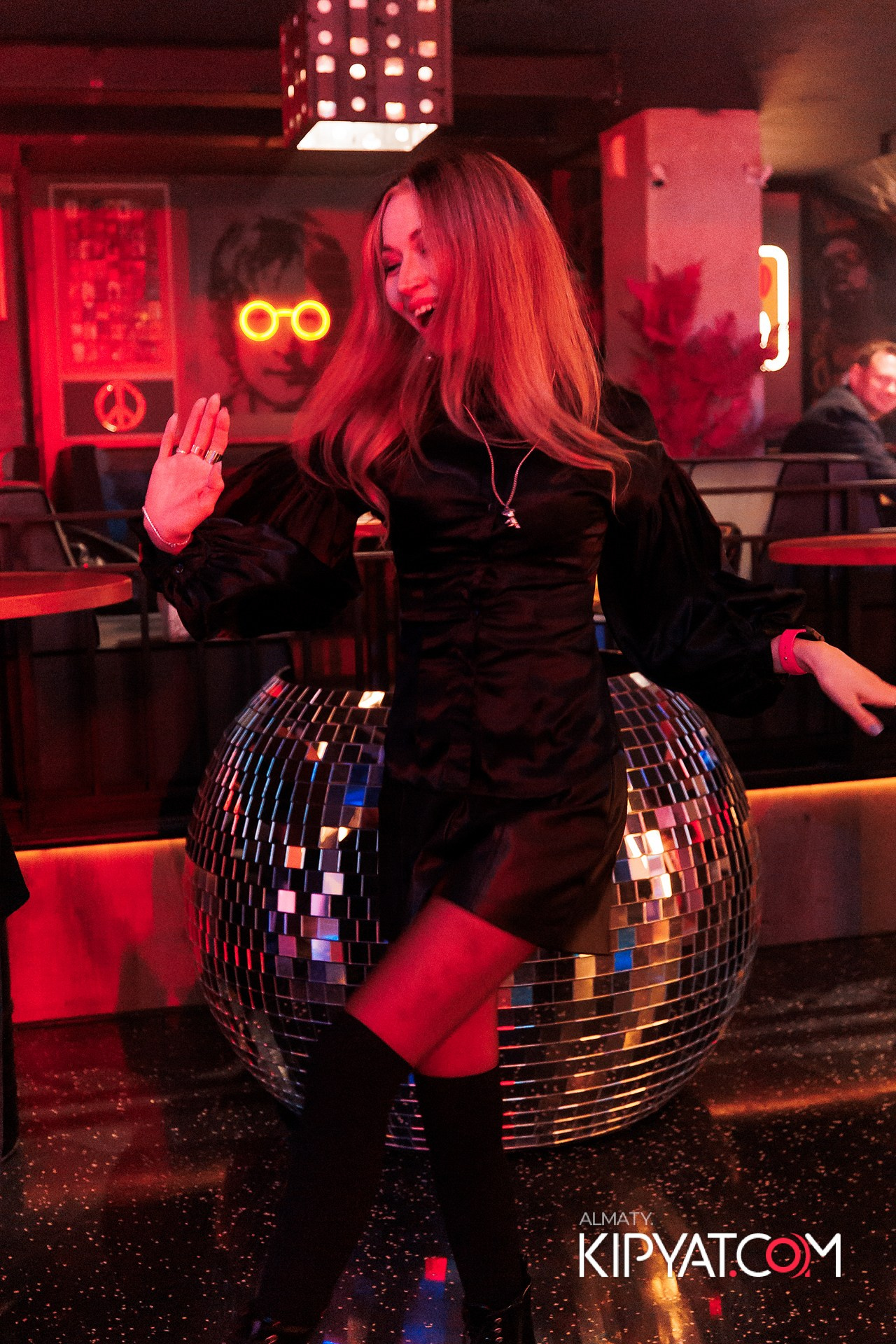 ПРЕЗЕНТАЦИЯ КНИГИ ВИКТОРА ЕЛИСЕЕВА. КИПЯТКОМ АЛМАТЫ!