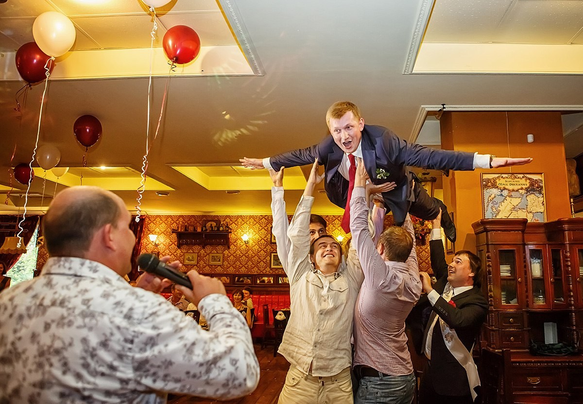 Свадебная фотосессия в Красноярске лучший фотограф свадьба Красноярск невеста свадебное платье жених визажист причёска макияж идея места образ пример красивая фото позы для свадебной фотосессии фотография декор агентство организация цены описание услуги ведущий тамада заказать забронировать стилист 