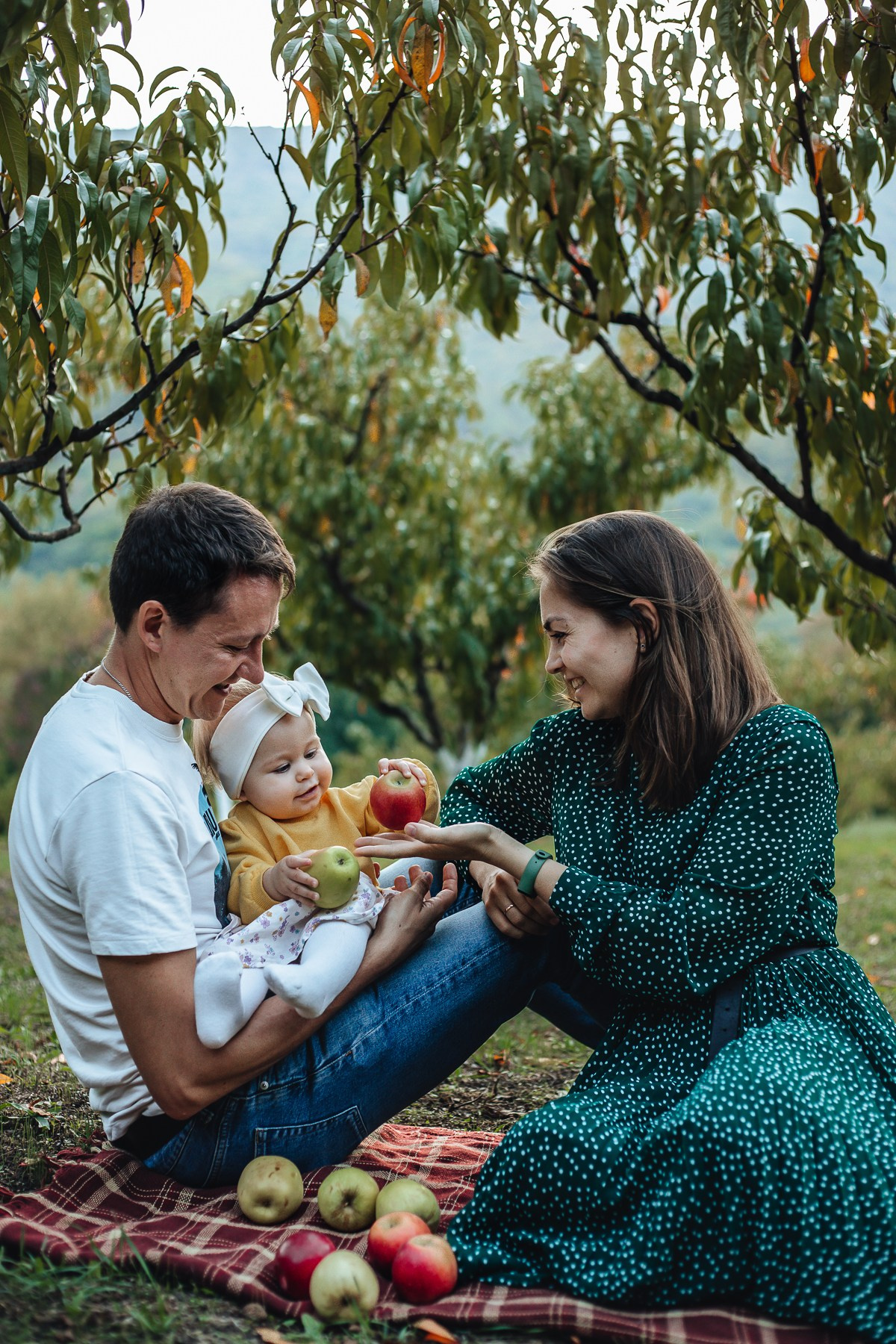 Иван, Ольга и Мира — в персиковом саду. Семейный фотограф Новороссийск, Анапа, Геленджик — Юлия Давыдова
