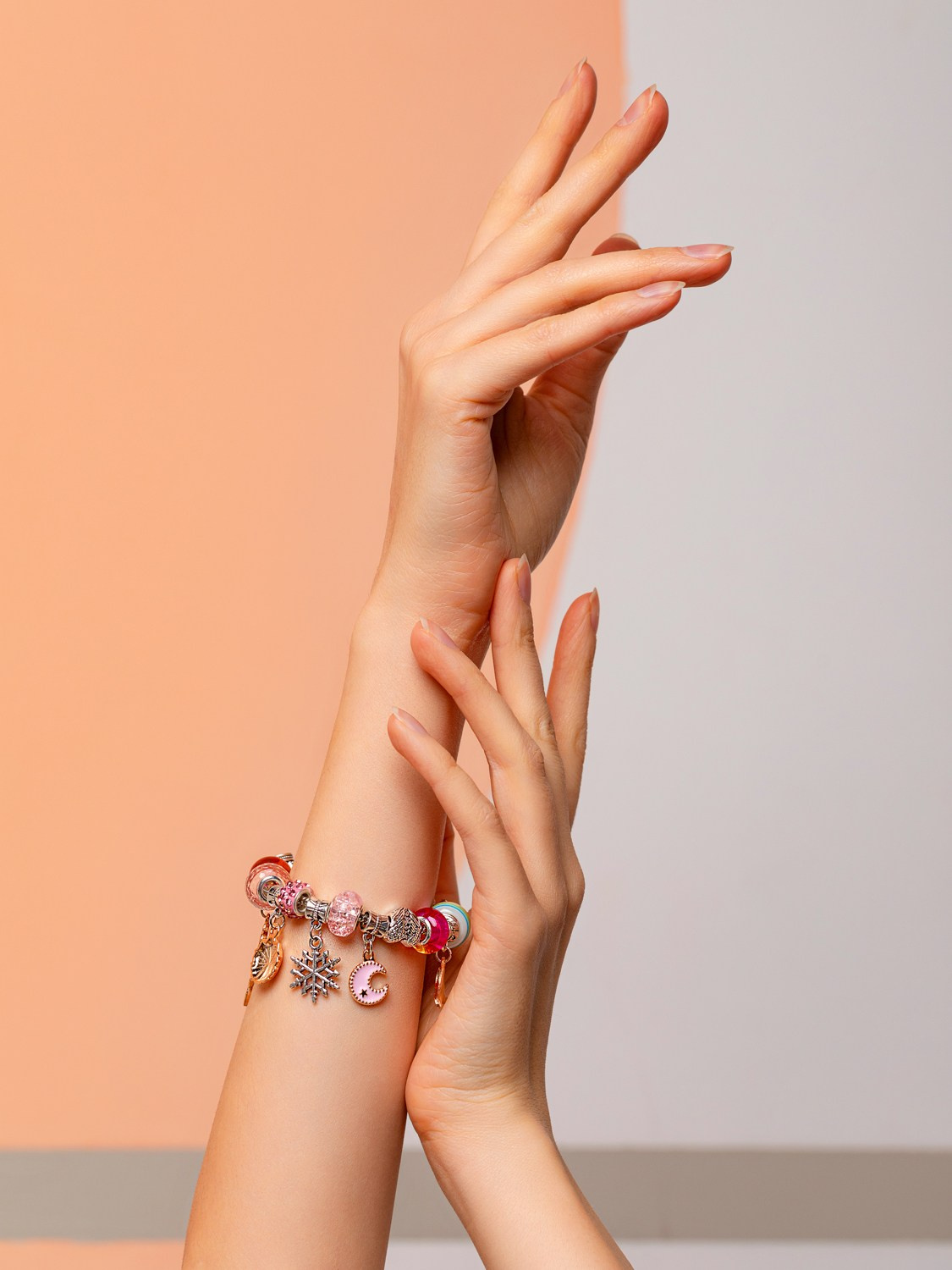 На фото руки, на одной из них одет браслет.