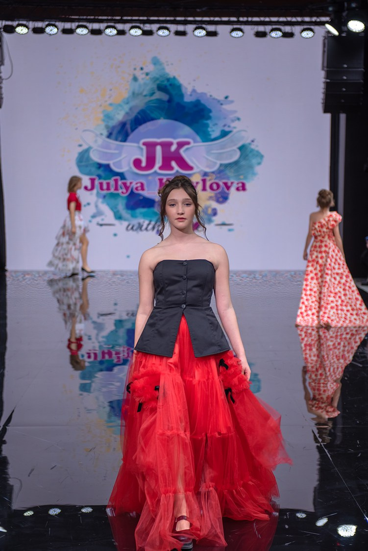 SochiFashionWeek2024 дизайнер Юлия Крылова. Семейный и коммерческий фотограф в Сочи Александр Бодунов