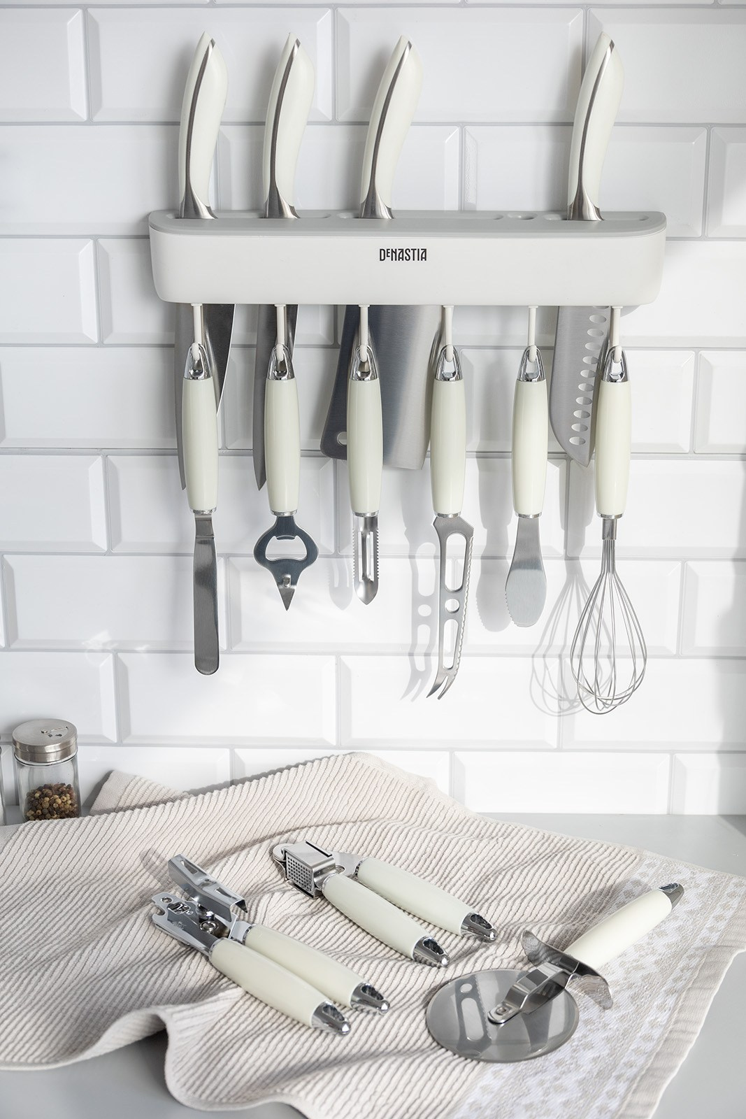 Набор кухонных принадлежностей в композиции | Фото для сайта производителя