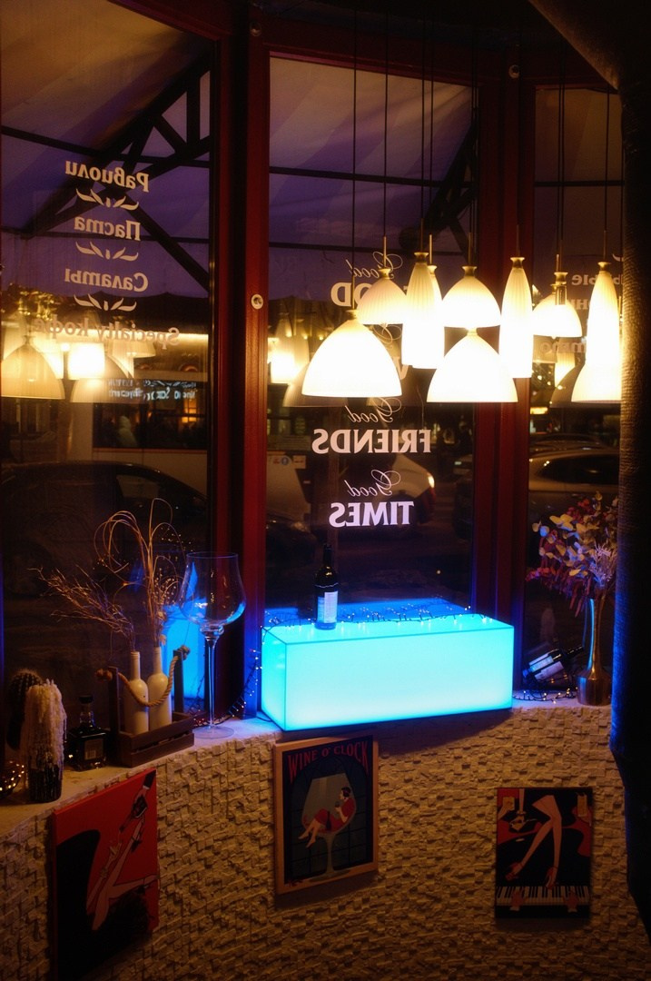 Внутри витрин / Inside the storefronts. Руслан Шувалов (поэтограф)