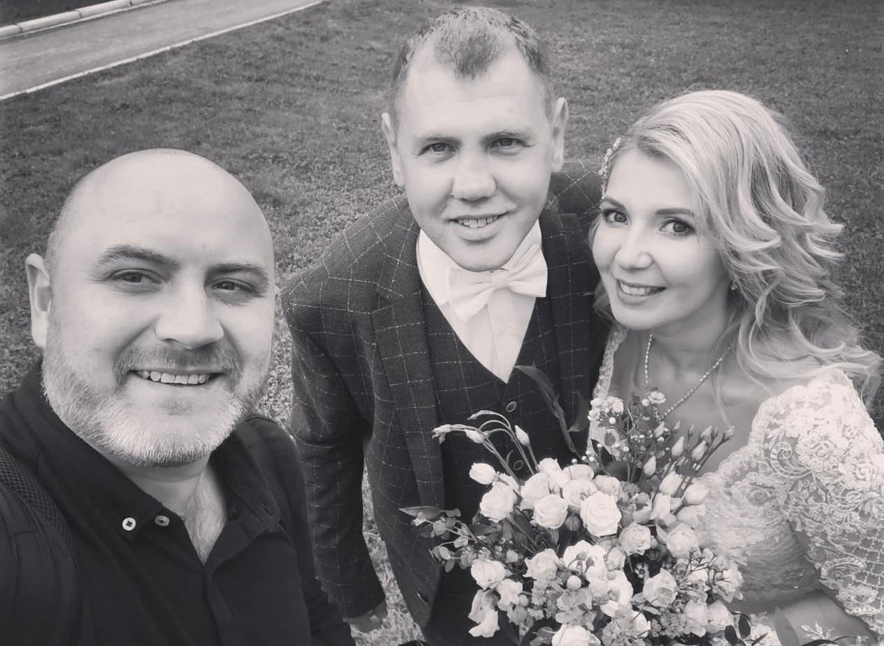 Фотограф в кадре — на протяжении уже 10 лет, по традиции делаю обязательно фото с молодыми!. Свадебный фотограф Александр Абрамов Москва / Зеленоград