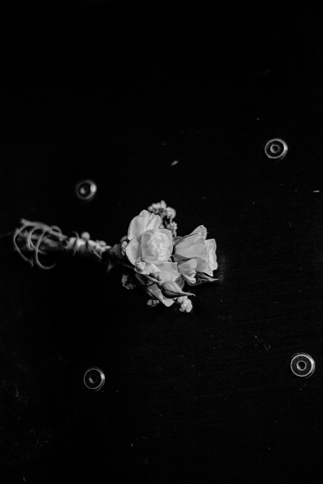 Свадебные детали в чб: эстетика минимализма и художественный подход