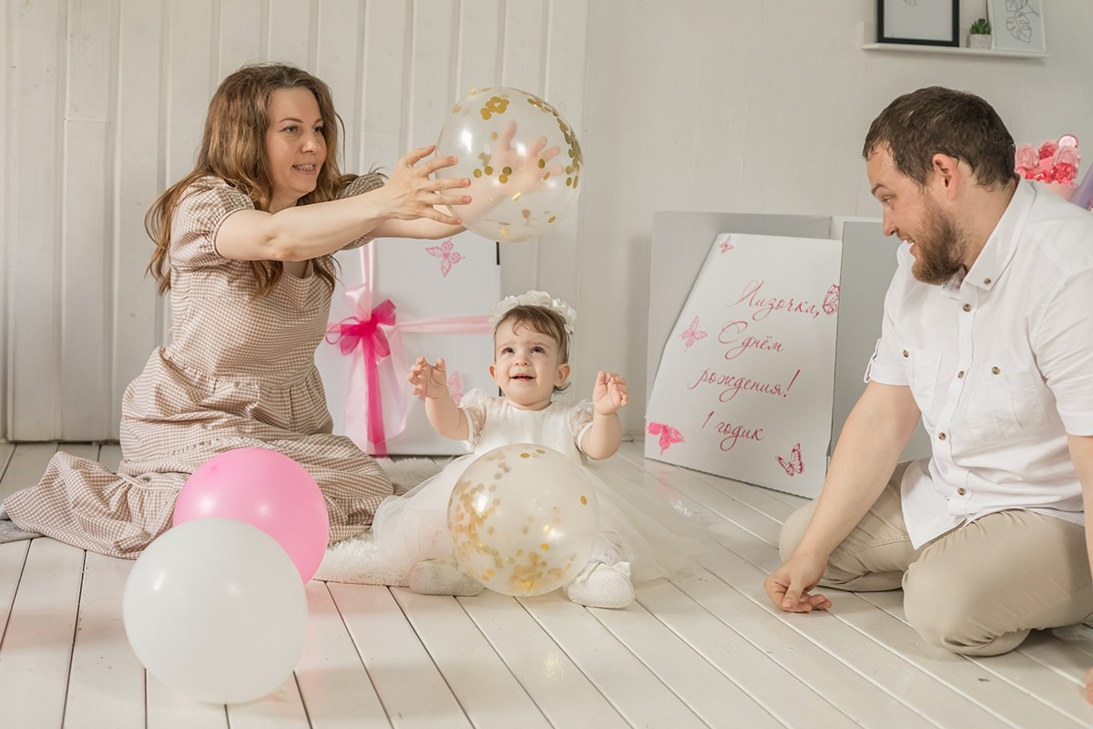 Семейная фотосессия. День рождения. Годик. Фотосессия на день рождение ребенка. Фотосессия семъей. Студийная фотосъемка.