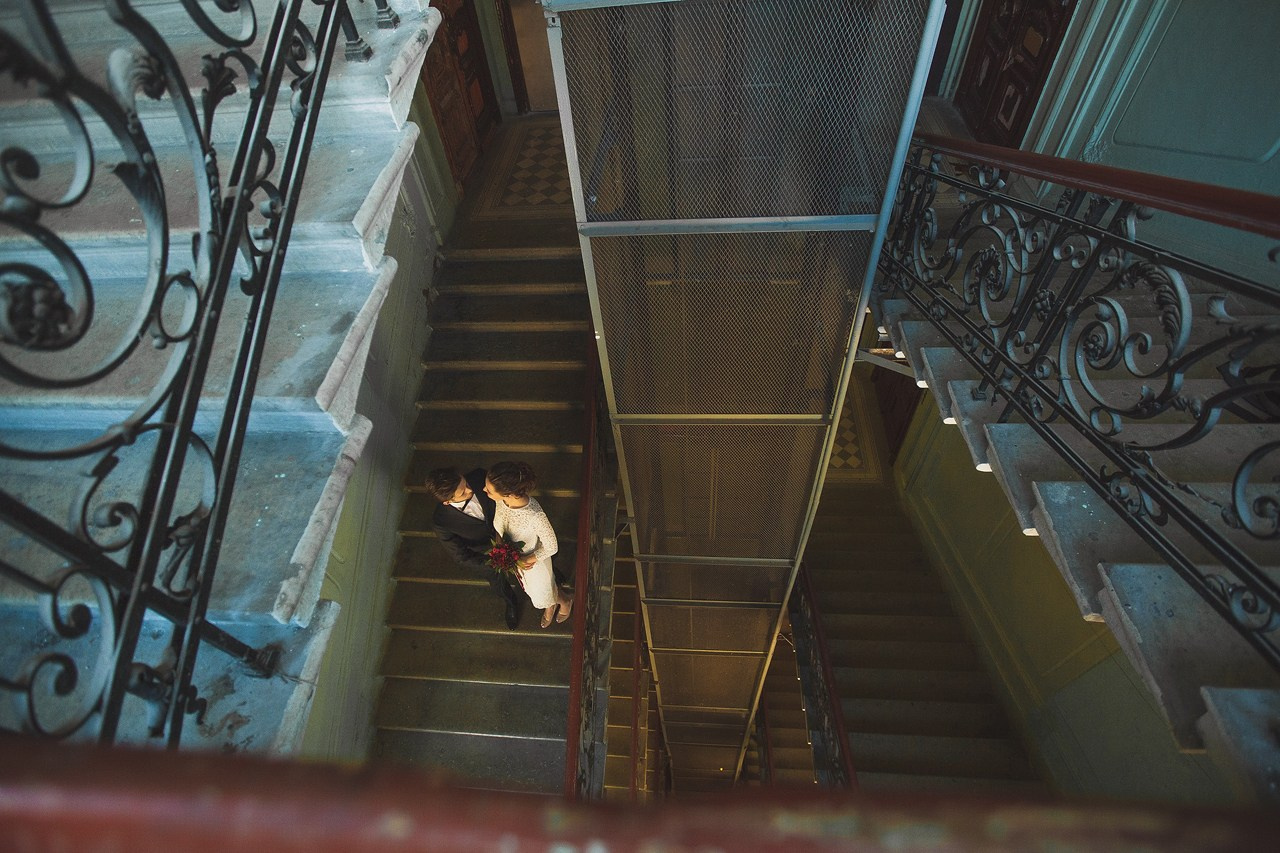 фото жениха и невесты на фоне лифта и кованных решеток перил