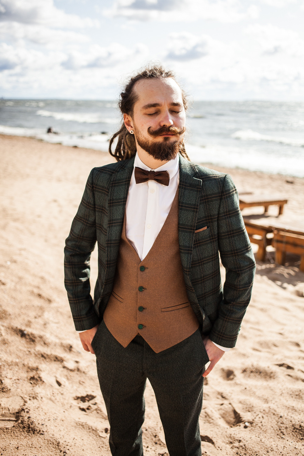 Nata and Vasily wedding on the bay. Darin the photographer