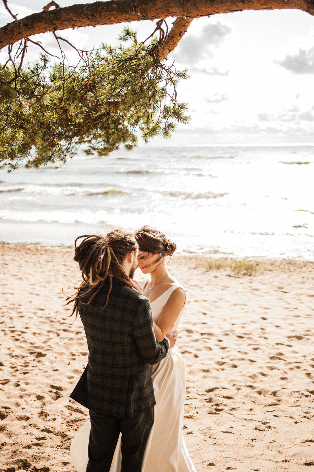 Nata and Vasily wedding on the bay. Darin the photographer