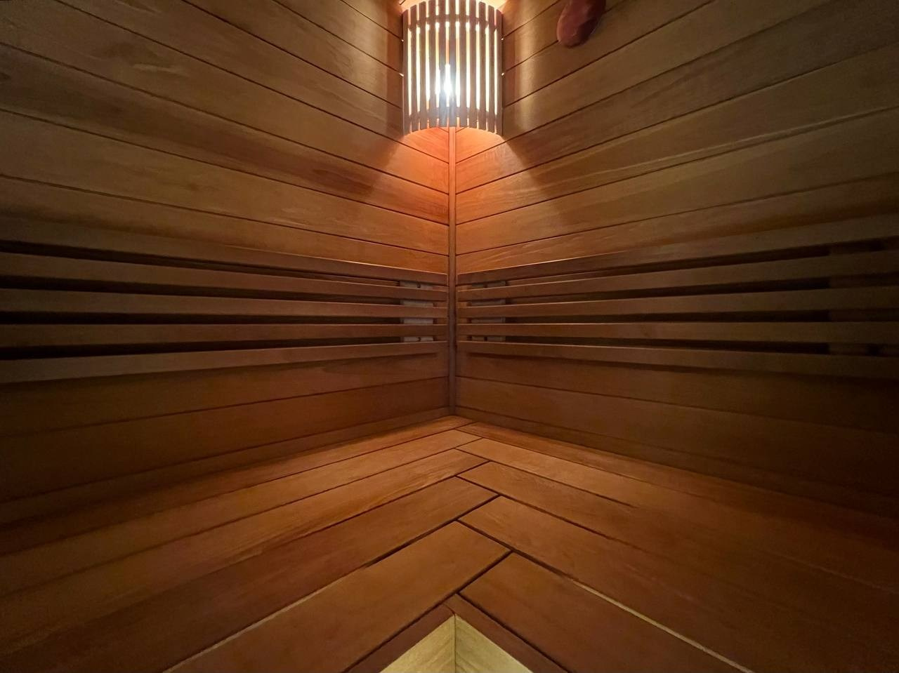 Баня в Мельничном Ручье на базе каменки Технолит из термоосины и пестрого канадского кедра, придающего неповторимый аромат во время парения. SaunaTopMasters