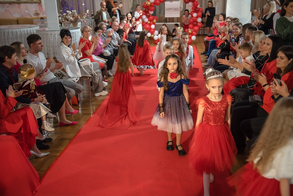 Выпускной в детской школе моделей HAPPYkids 2024. Семейный и коммерческий фотограф в Сочи Александр Бодунов