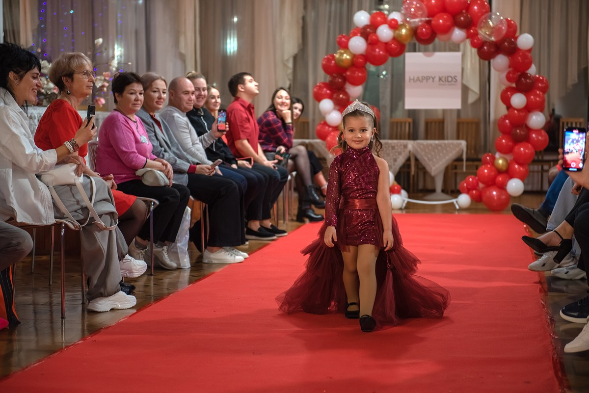 Выпускной в детской школе моделей HAPPYkids 2024. Семейный и коммерческий фотограф в Сочи Александр Бодунов