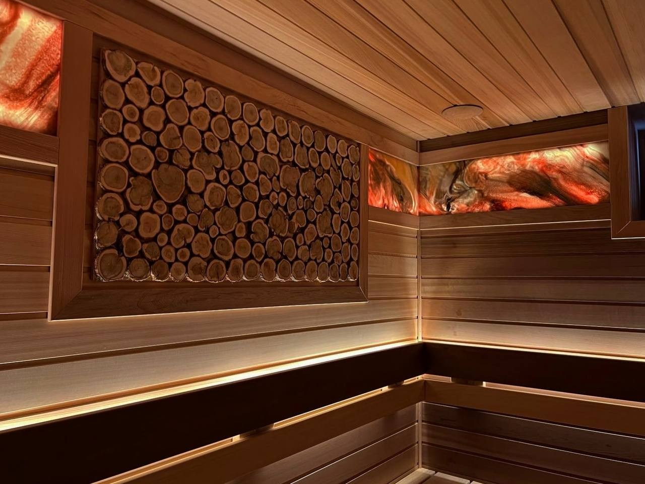 Баня в Сестрорецке, выполненная из кедра и абаша с ониксом, играющим цветом, создаёт тёплую и уютную атмосферу парения. SaunaTopMasters