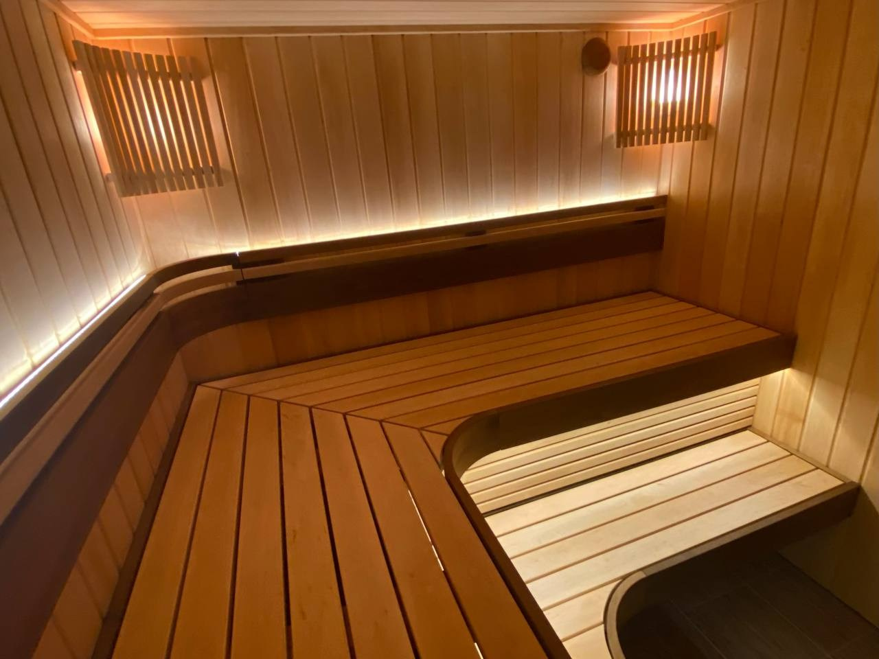 Сауна в Металлострое: ольха, радиальные элементы, олдскульные светильники и светодиодная подсветка. Harvia Virta — сердце этой парной. SaunaTopMasters