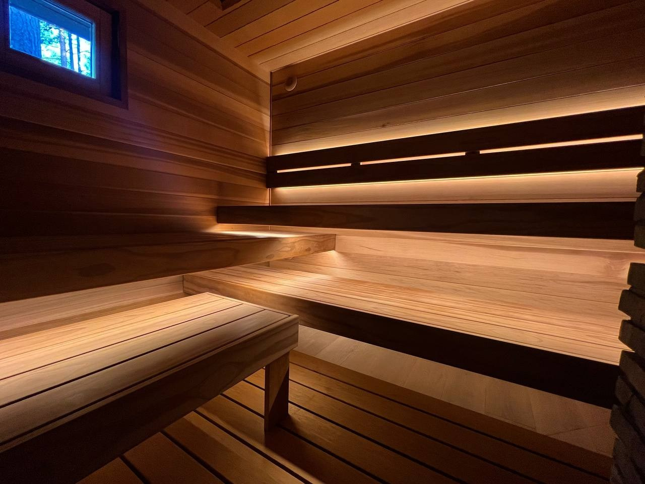 Парная в Ушково из канадского кедра и новозеландской термососны, с уникальным конструктивом полков для легкого и комфортного парения. SaunaTopMasters