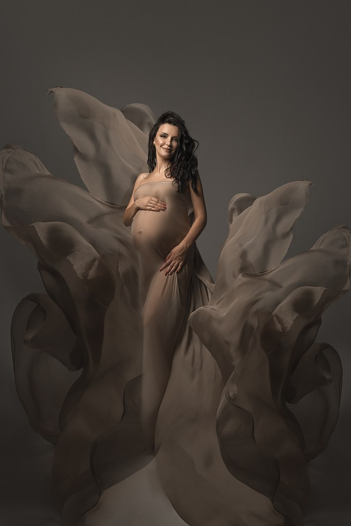 фотосессия беременной в фотостудии на темном фоне в красивом разлетающемся платье, фотография беременности, фотосессия беременных, портрет беременной