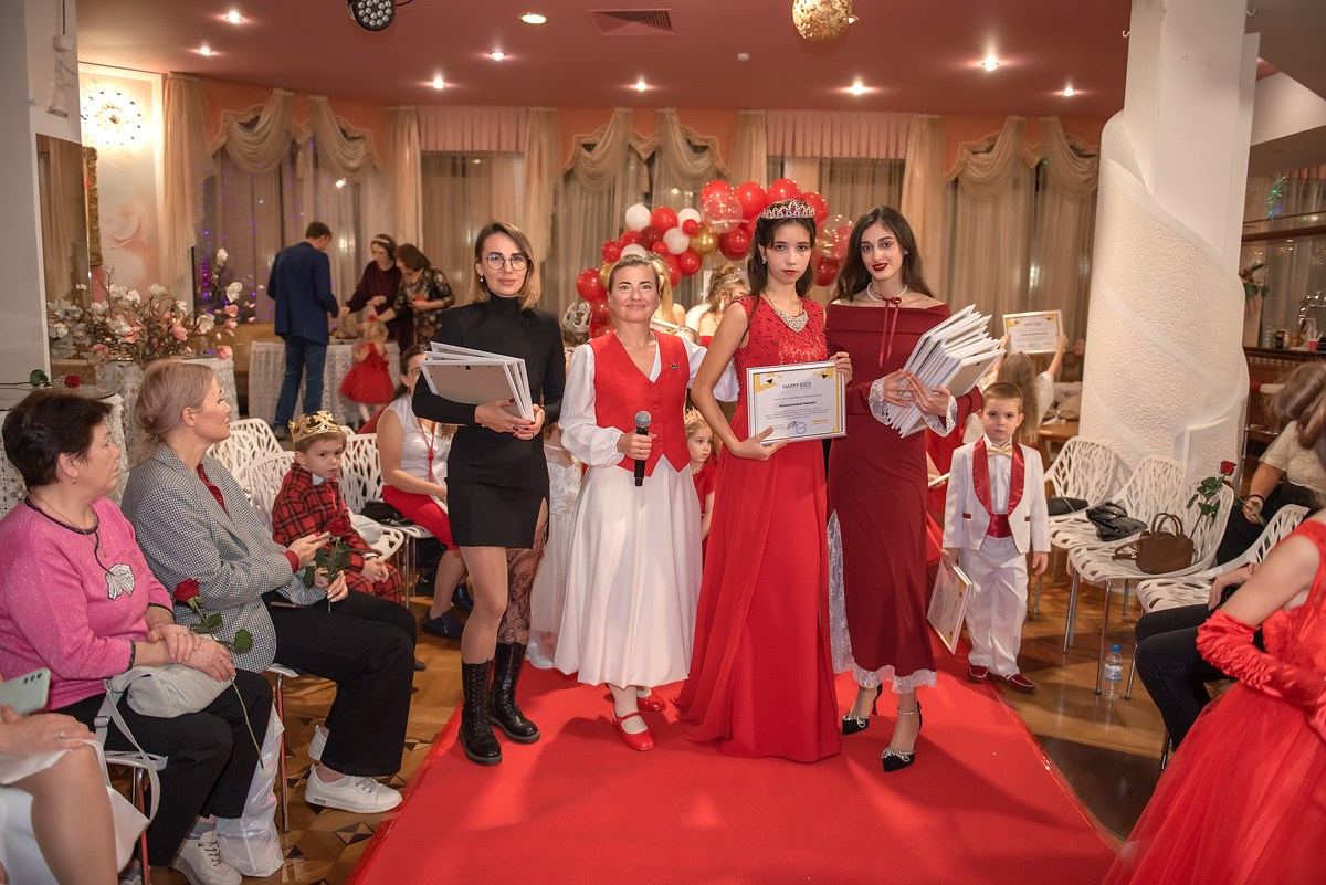 Выпускной в детской школе моделей HAPPYkids 2024. Семейный и коммерческий фотограф в Сочи Александр Бодунов