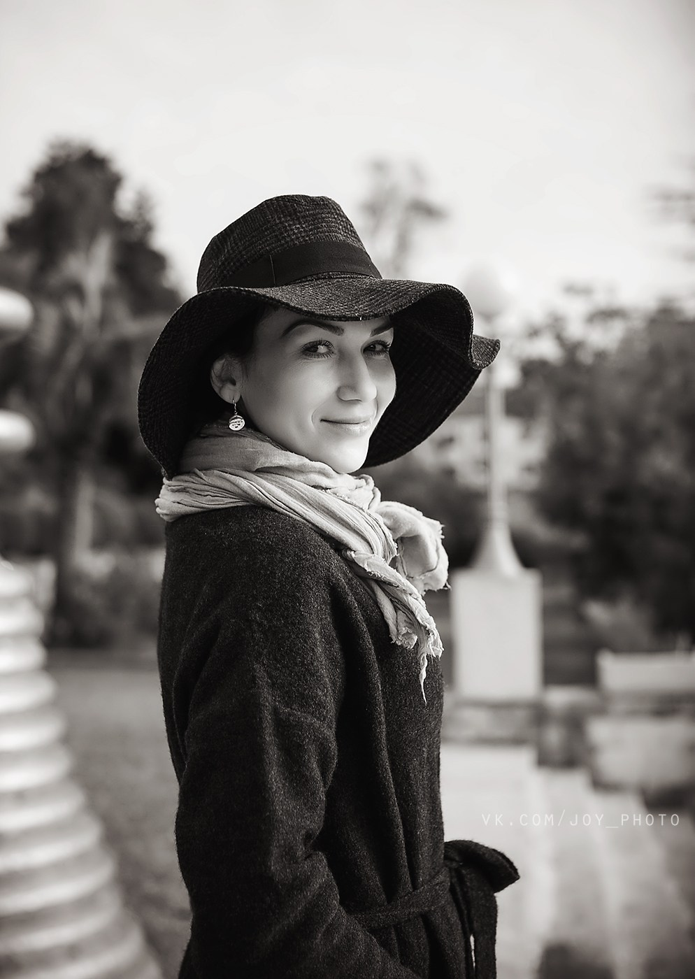 Женский портрет на природе в Сочи. Профессиональный фотограф в Сочи Виктория Джой. Обучение