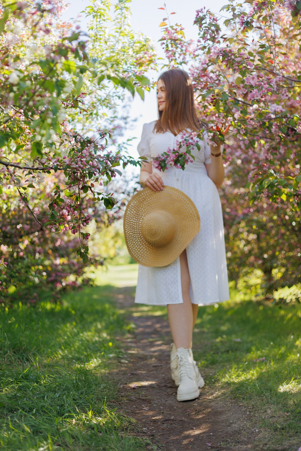 Фотосессия в цветущих яблонях. Семейный фотограф г. Тюмень