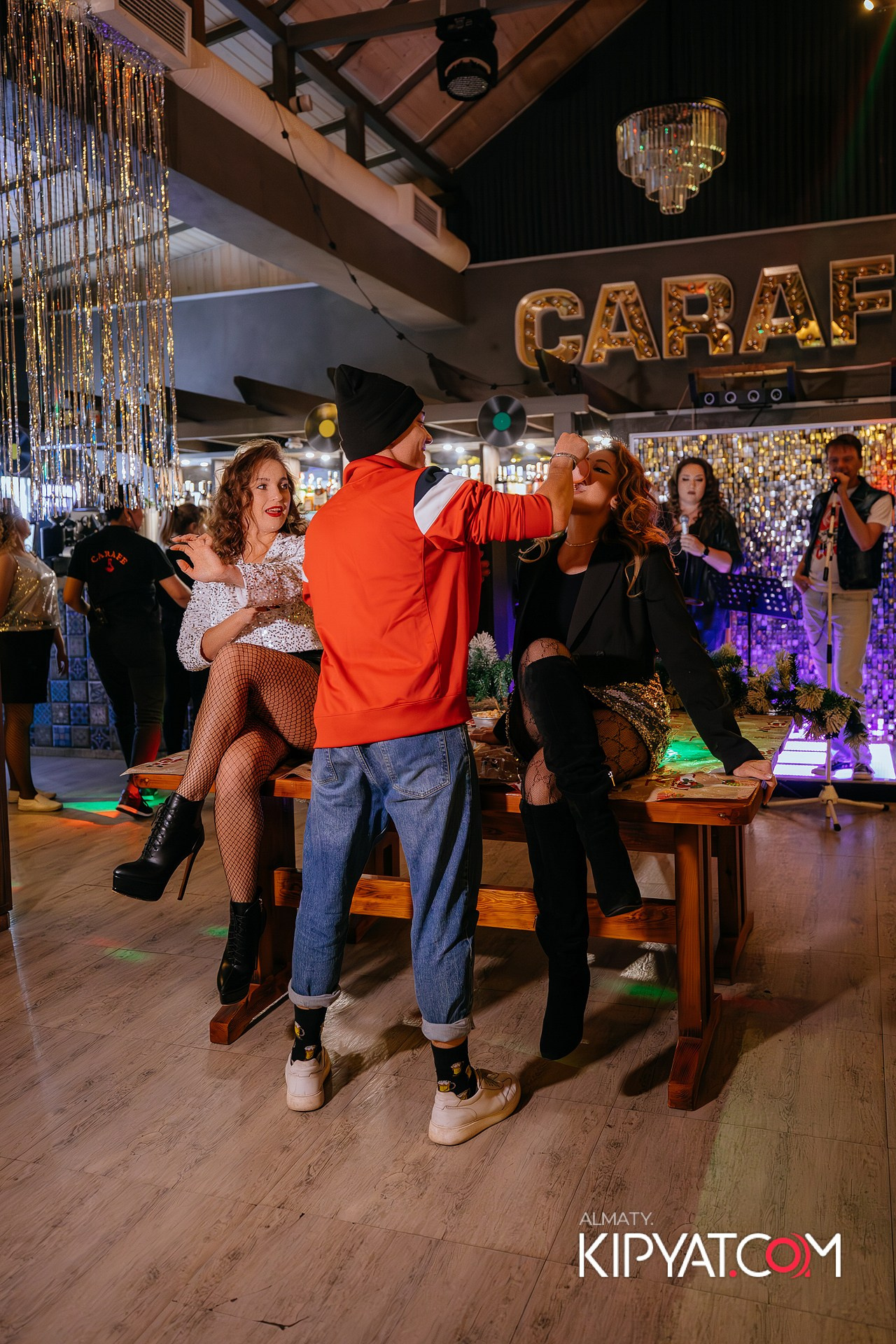 ВЕЧЕРИНКА 90Х КАФЕ CARAFE. КИПЯТКОМ АЛМАТЫ! Фотосъемка мероприятий в Алматы