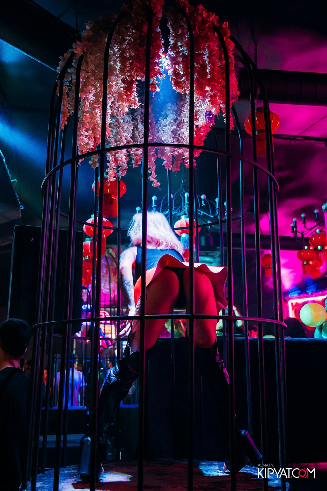 UYAT ЕМES BAR. КИПЯТКОМ АЛМАТЫ!