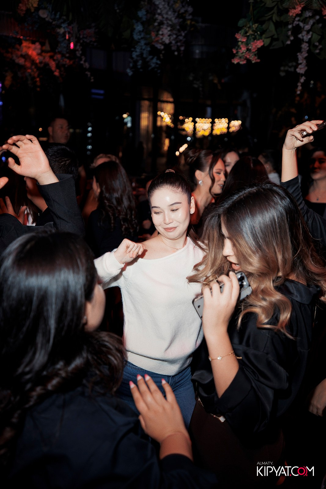 FRIENDS BAR & TERRACE. КИПЯТКОМ АЛМАТЫ!