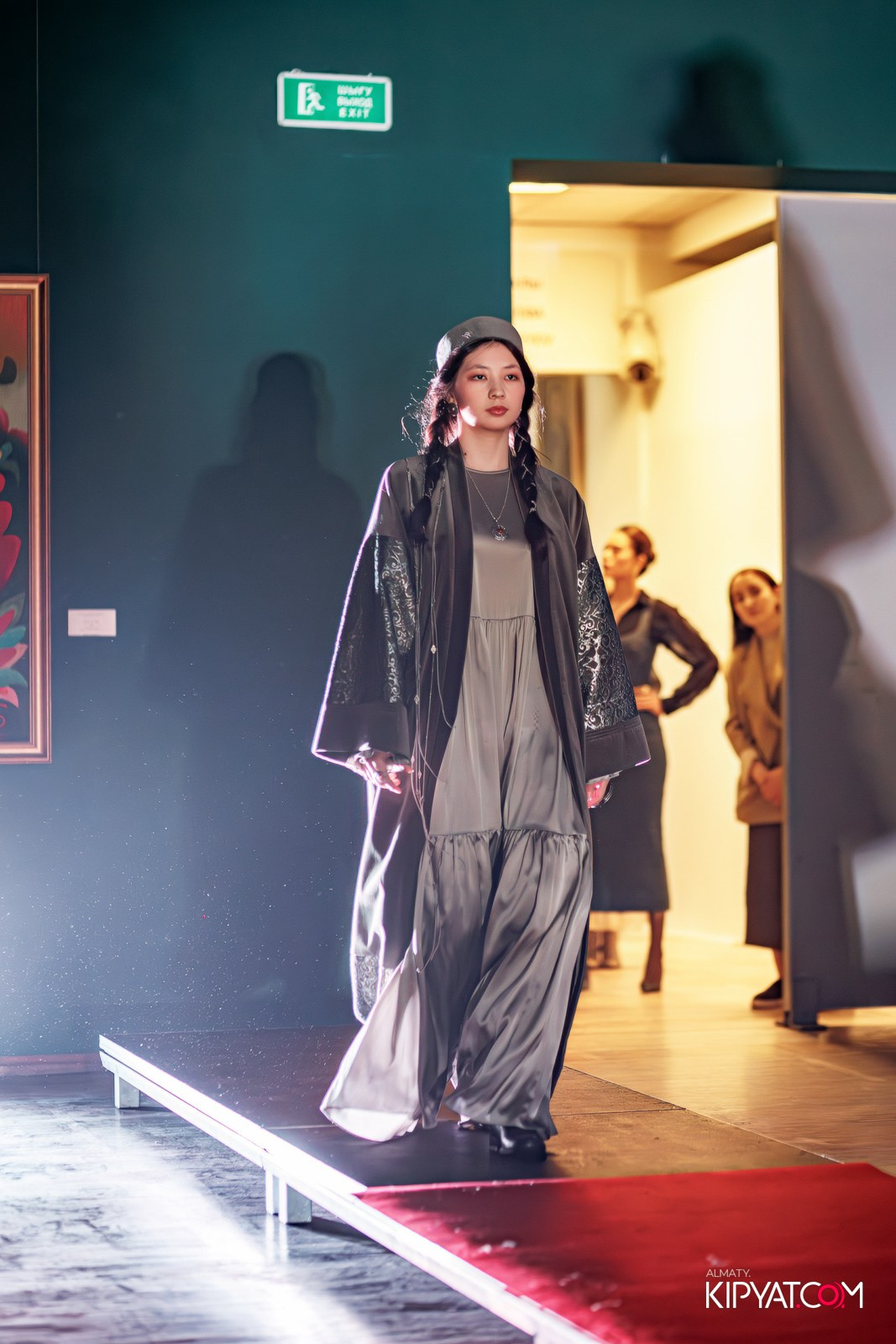 FASHION ПОКАЗ, КАЗАХСКОЙ НАЦИОНАЛЬНОЙ ОДЕЖДЫ. КИПЯТКОМ АЛМАТЫ!
