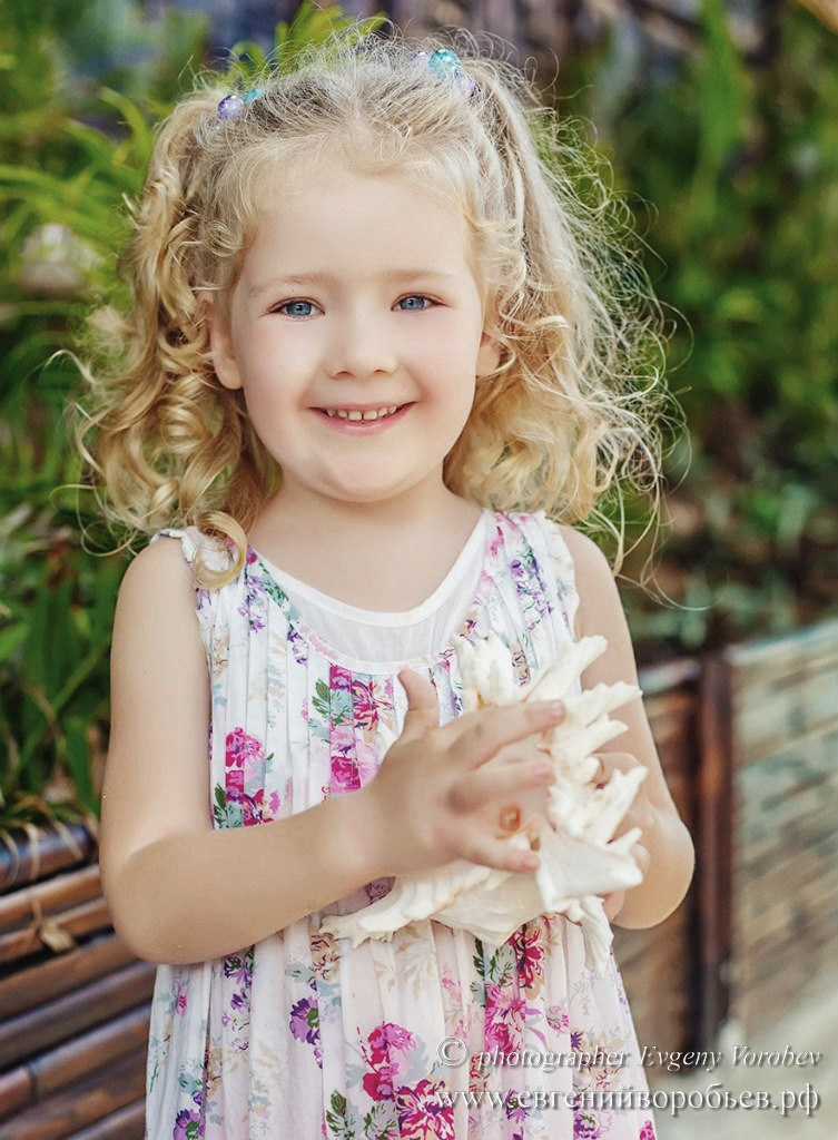 семейная фотосессия Пхукет фотограф пляж девочка портрет Ката Карон Найхарн Патонг Найхарн Сурин море счастье радость идея место образ пример фото позы для фотосессии Phuket Naiharn Kata Karon Patong Surin заказать фотосъёмку цена детская фотосессия