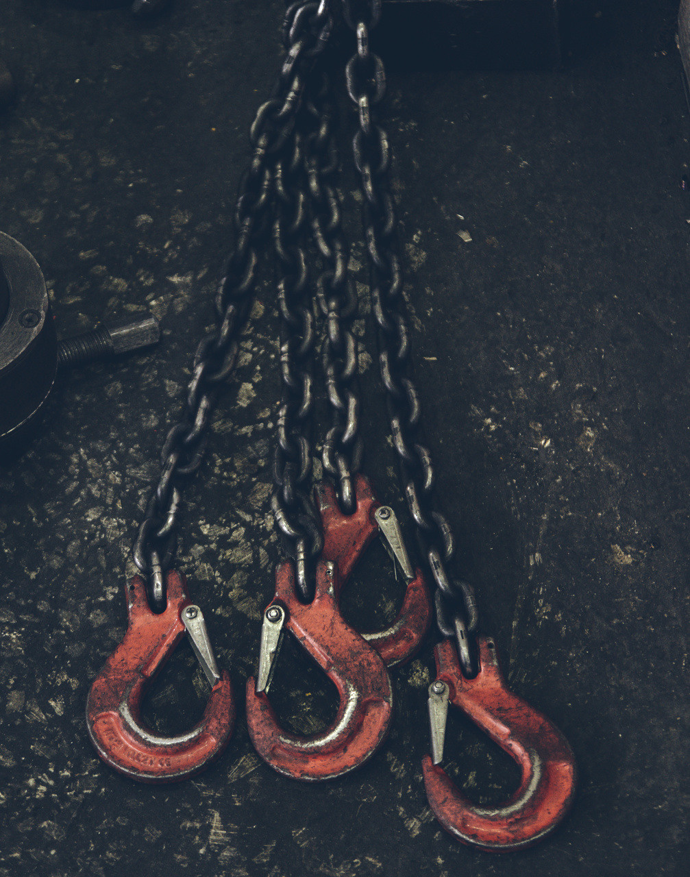 Производство индустриальная фотография Новосибирск Промышленное фото. На этой фотографии изображены различные станки и детали, используемые в машиностроении. В центре внимания находятся сложные механизмы и компоненты, которые применяются для производства различных изделий. Станки, представленные на фотографии, демонстрируют высокий уровень автоматизации и точности, что является ключевым фактором в современном промышленном производстве