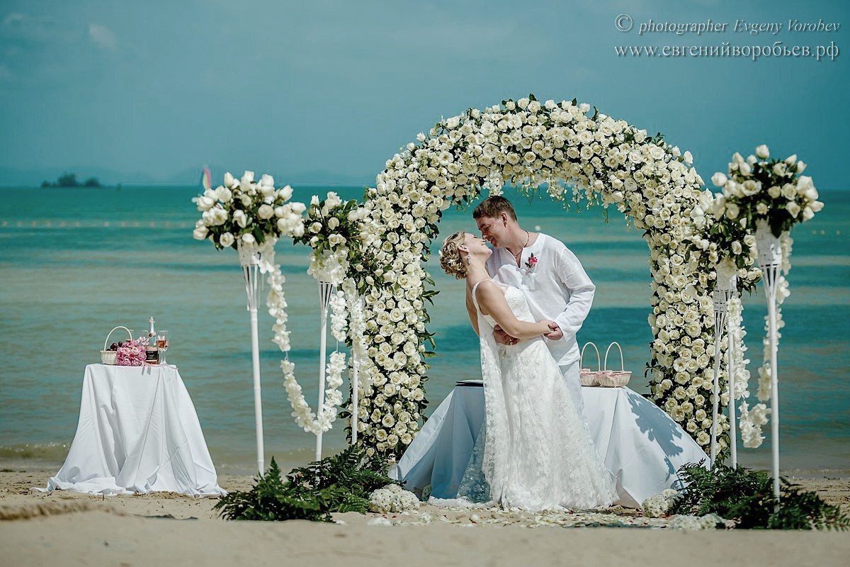 Свадебная фотосессия цветочная арка церемония Пхукет фотограф пляж невеста платье жених романтическая фотосъёмка Ката Карон Найхарн Патонг Найхарн Сурин море счастье радость идея место образ пример фото позы для фотосессии Phuket Naiharn Kata Karon Patong Surin 