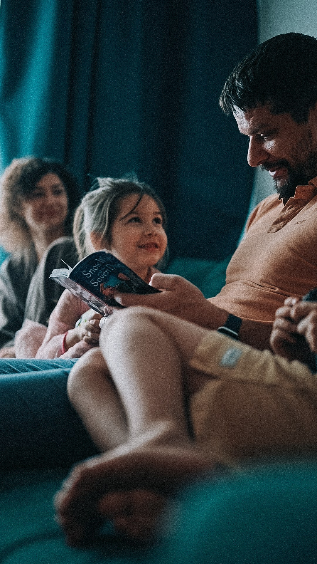 Семейное утро. Ксения, Михаил, Элиза, Даниэль. Семейный фотограф в Москве Дарья Пузикова