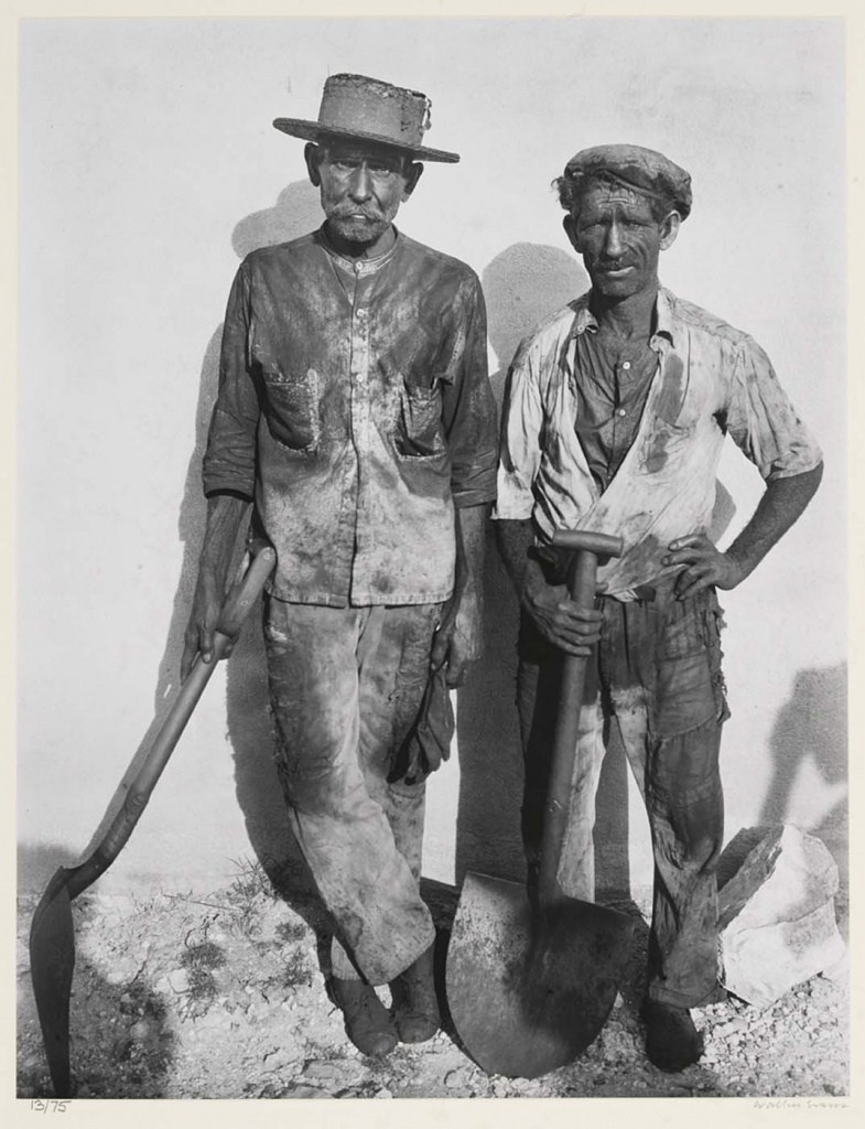 портретная фотография Уокера Эванса с жителем сельской Америки