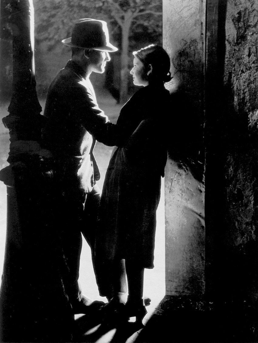 документальная фотография Брассаи с атмосферой ночного города и теней