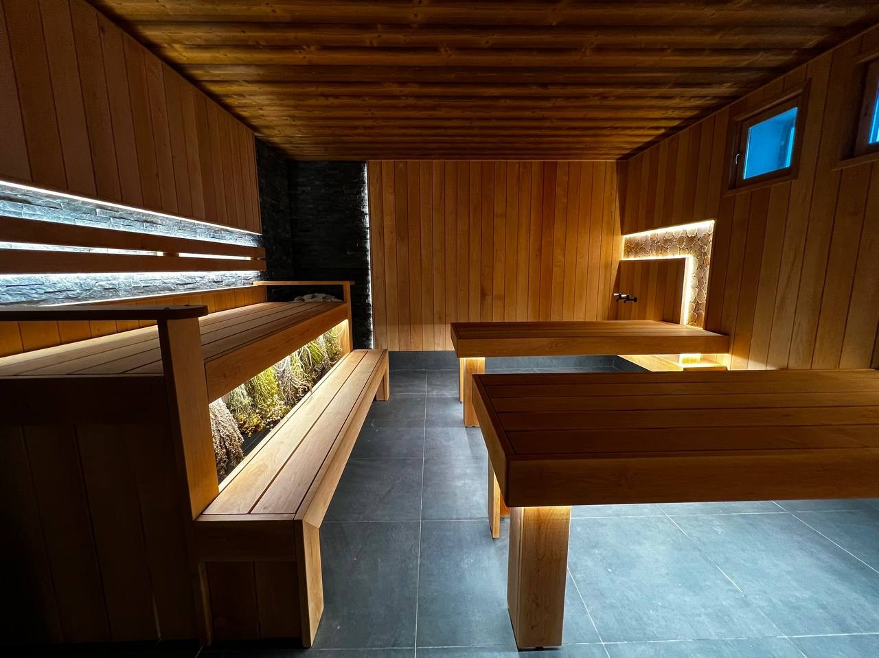 Просторная парная в Хюгге на озере. Создана для работы сразу двух, а то и трех пармастеров. Незабываемое парение обеспечено, проверяли лично. SaunaTopMasters