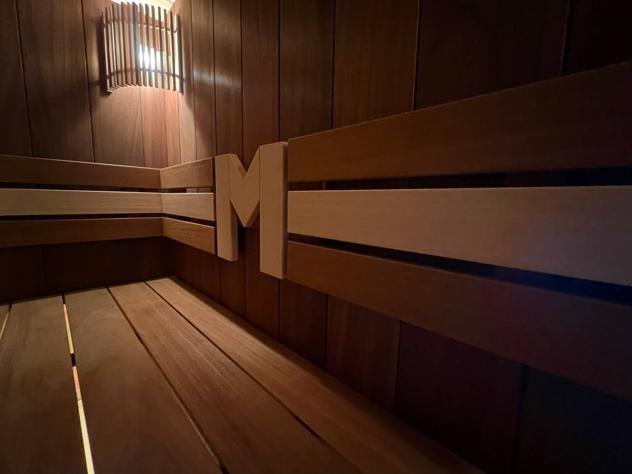 Эффектная сауна в Грузино из африканского абаши и термоабаши, с брашированной доской Шале и натуральным камнем в редкой интересной расцветке. SaunaTopMasters