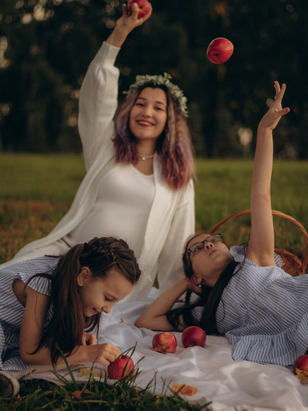 Счастливая семья на прогулке в парке, Новосибирск