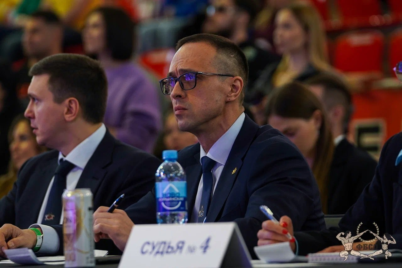 Напряженная судейская работа на соревнованиях по бодибилдингу