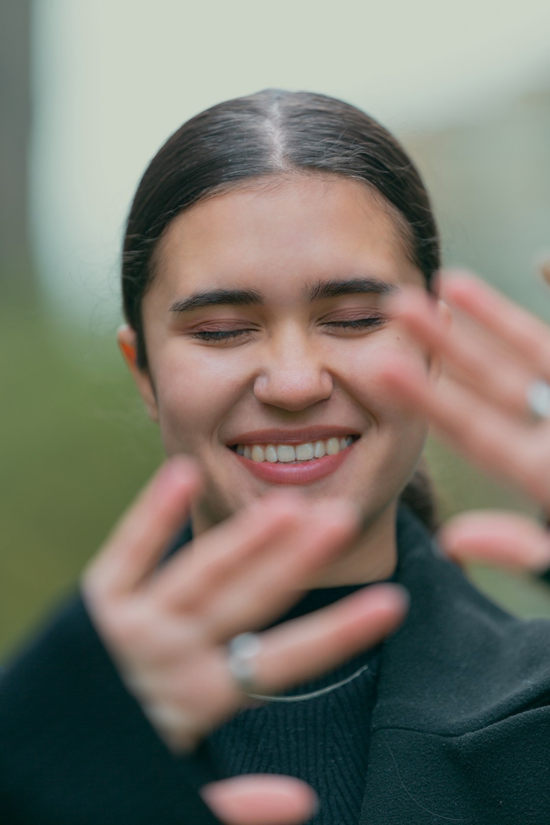 Эмоции девушки — атмосферная фотосессия на природе