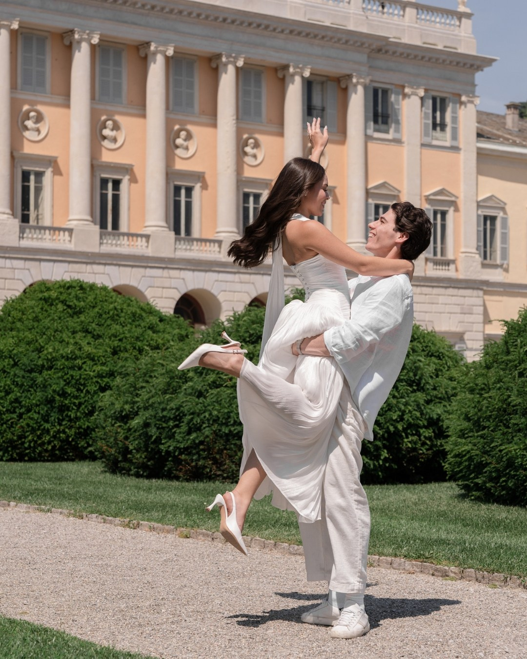 Villa Olmo proposal photo, couple on the lawn
