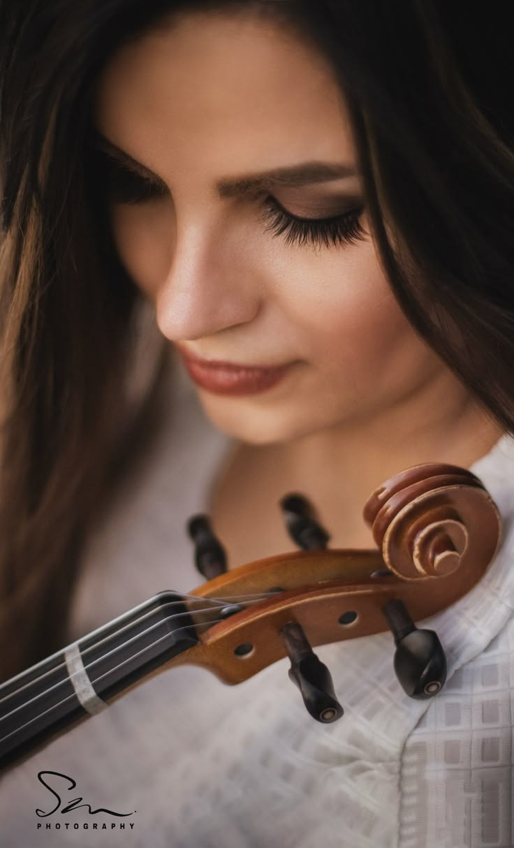 Скрипка и девушка. Фотограф в Екатеринбурге Юлия Ташлыцкая