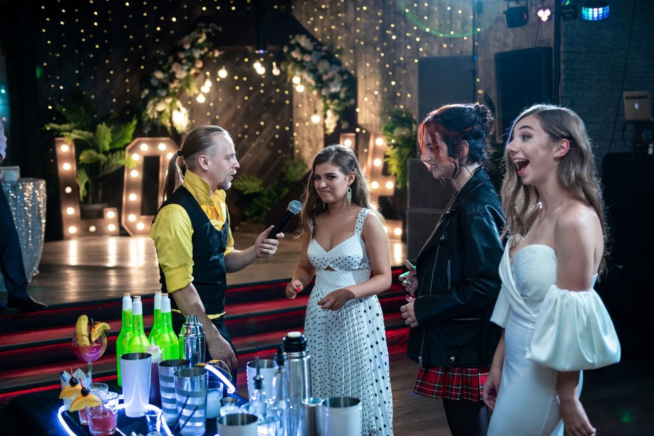 Ведущий + диджей + флейринг-шоу на выпускной вечер и другие праздники для молодёжи и подростков