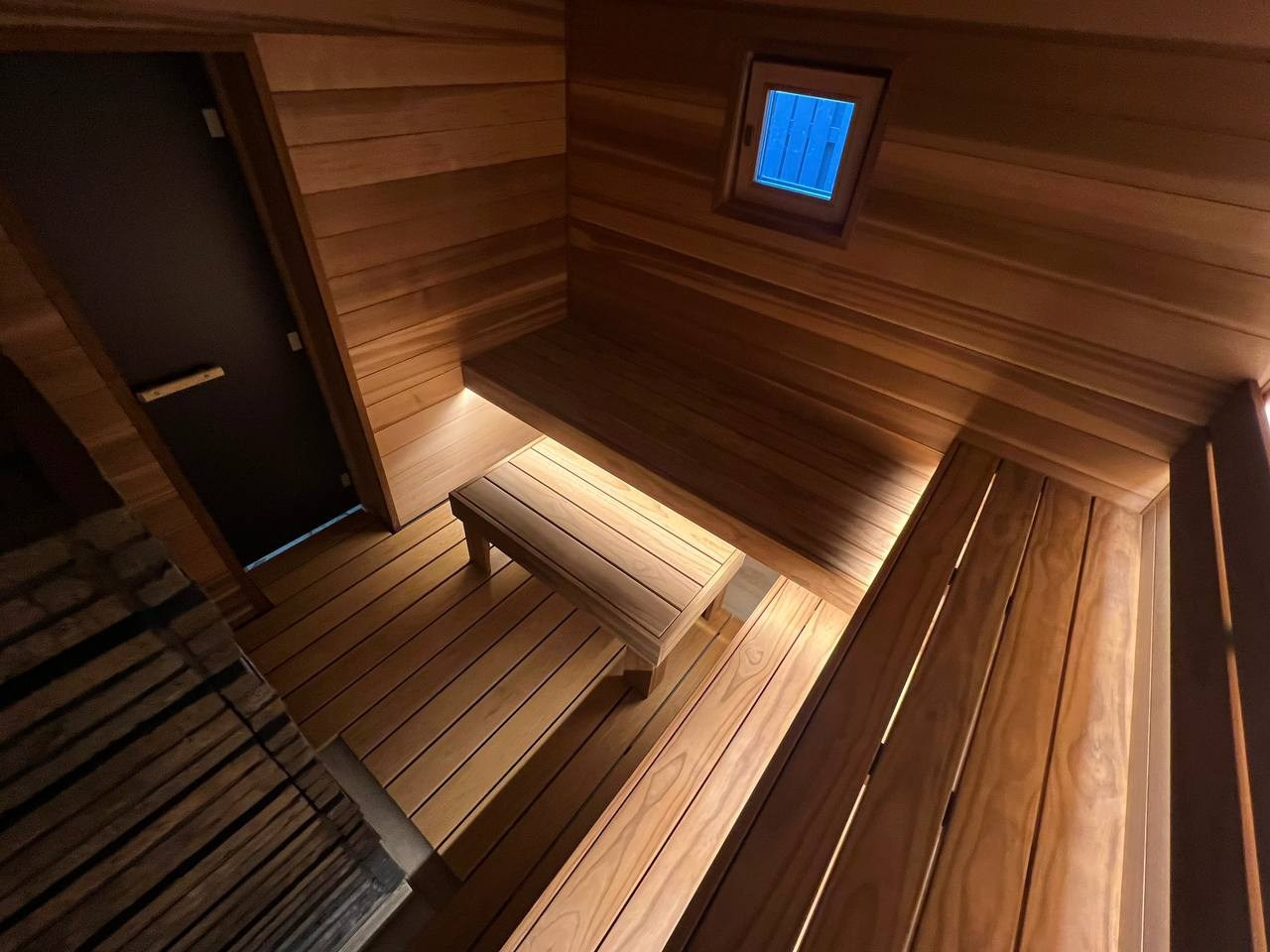 Парная в Ушково из канадского кедра и новозеландской термососны, с уникальным конструктивом полков для легкого и комфортного парения. SaunaTopMasters