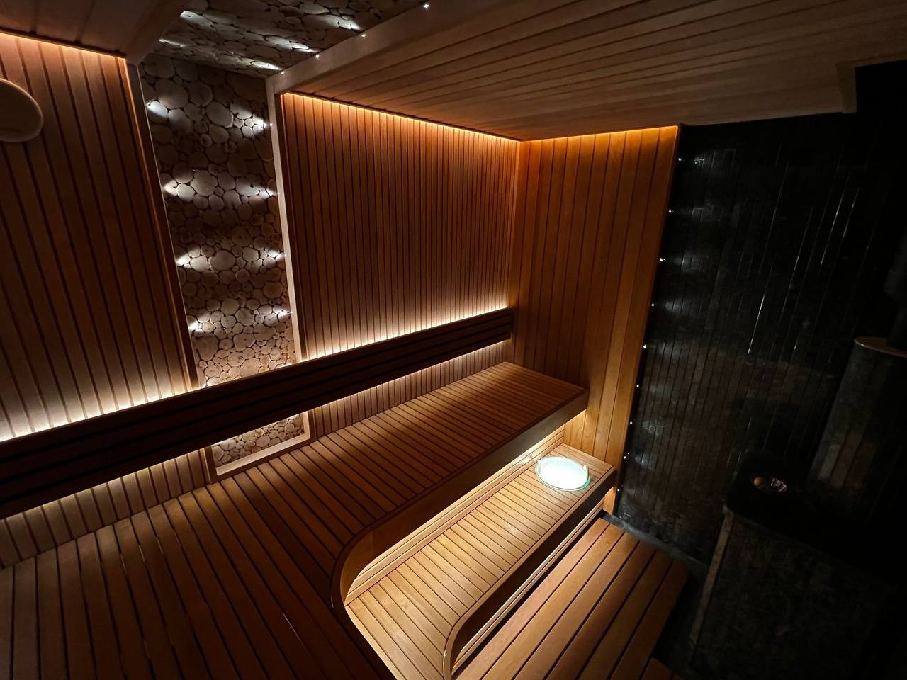 Роскошная парная на берегу Пионерского озера. Благородная термоольха, ароматный можжевельник и теплая подсветка дарят незабываемую атмосферу. SaunaTopMasters