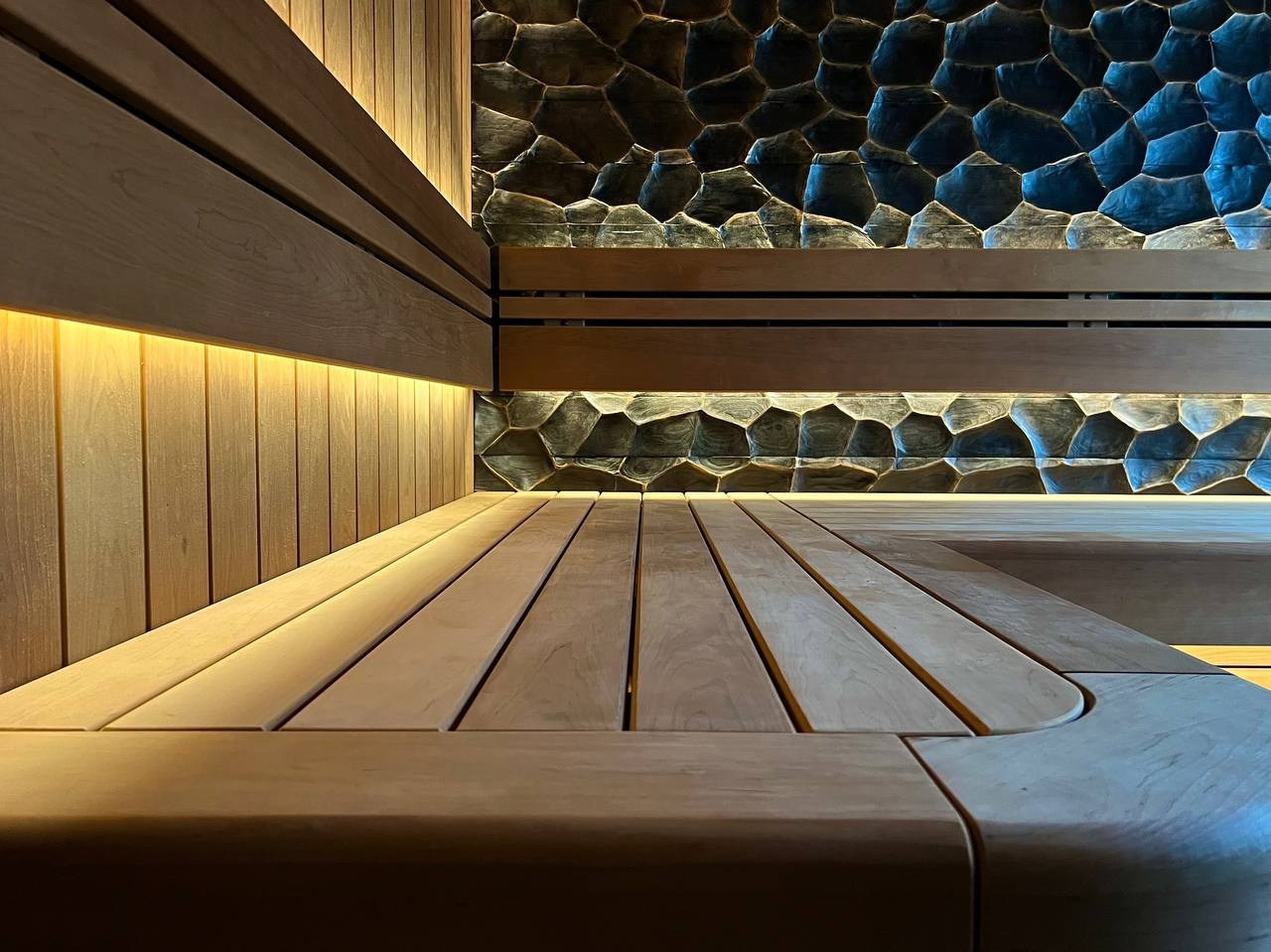 Кодовое название- Чешуя. Баня на берегу Суходольского озера выполнена для MBSaun и получила свое название за уникальные 3D панели. SaunaTopMasters