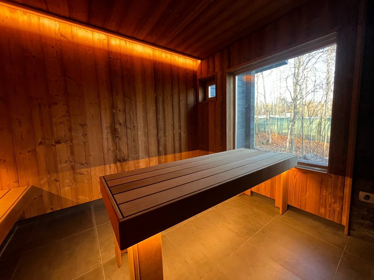 На берегу залива, в SPA «Пляж 33», гостей ждут две идентичные русские парные, где жар задают дровяные печи Aito AK-47. SaunaTopMasters