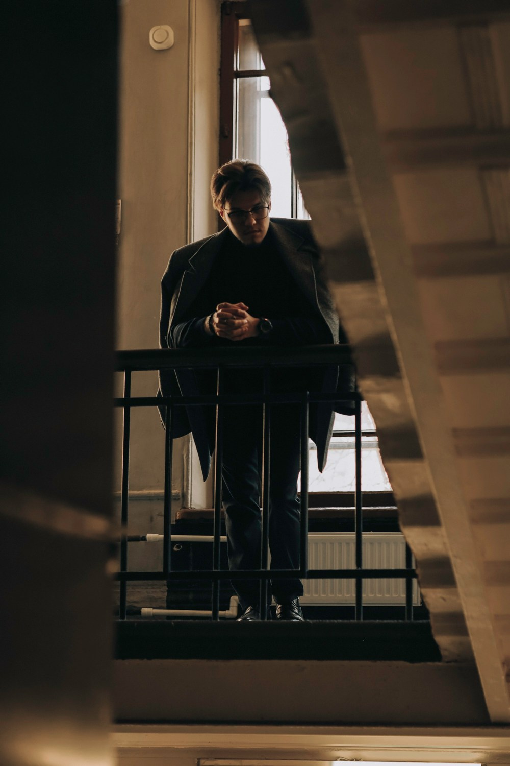 Мужская фотосессия в парадной Санкт-Петербурга. Портретный, семейный и свадебный фотограф в Санкт-Петербурге Диана Борзенко