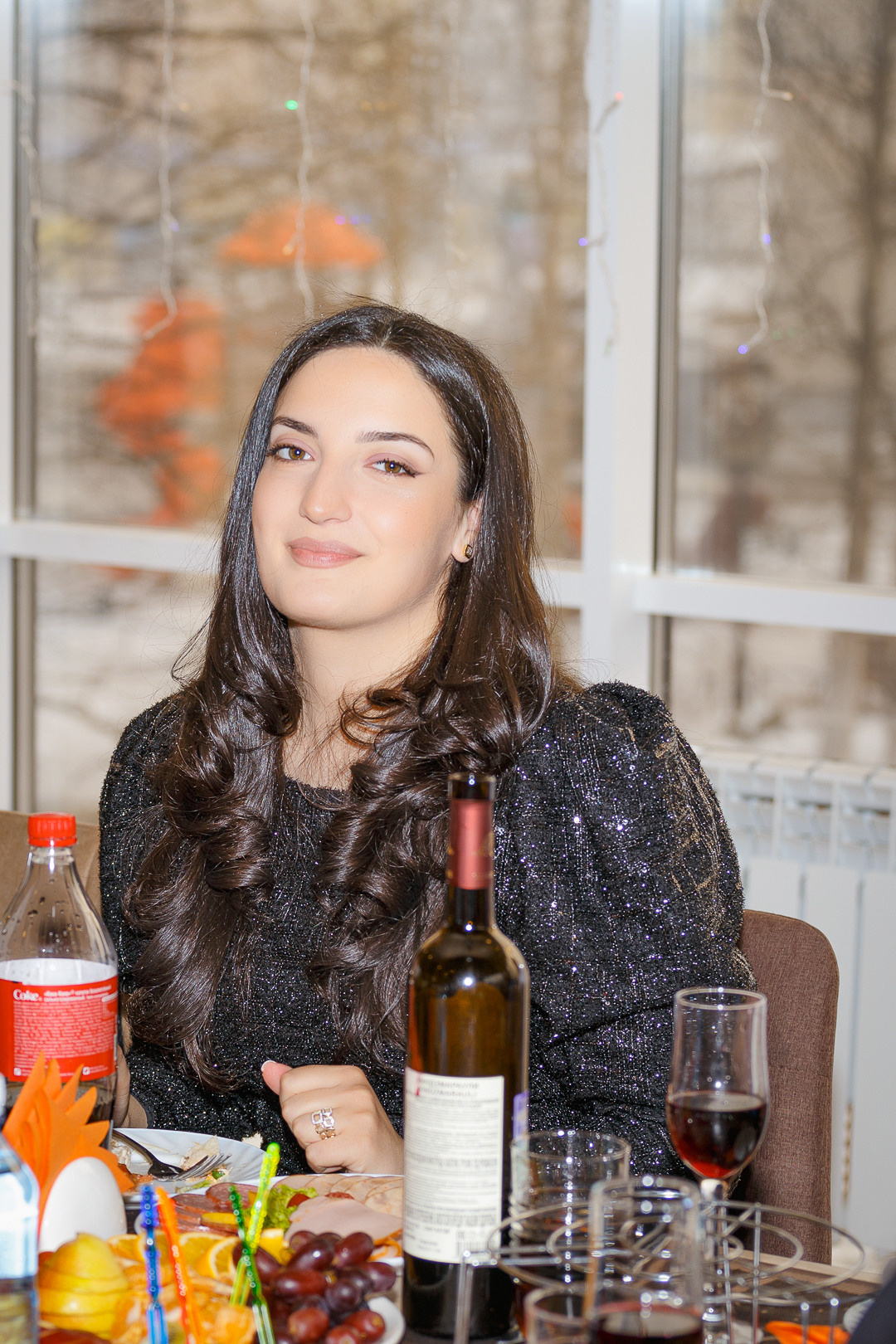 Красивая девушка позирует на празднике